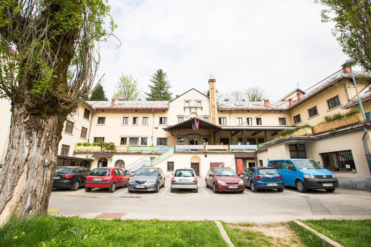 Hostel Idrija Exteriör bild